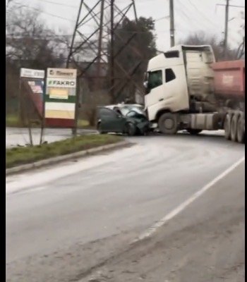 Моторошна ДТП у Мукачеві: вантажівка не надала перевагу легковику