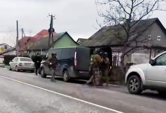 Замах на поліцейського Виноградів: спецпризначенці затримали підозрюваного за гарячими слідами