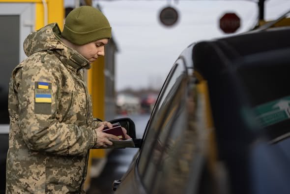 «Зелена карта» у пріоритеті: на кордоні з Угорщиною масово «пакують» водіїв із фальшивками — хто потрапив під роздачу?
