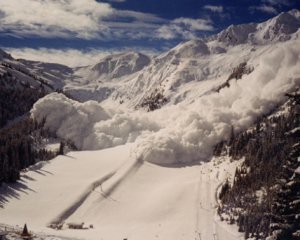 Смертельна пастка в горах: лавина завбільшки з футбольне поле забрала життя вісьмох людей