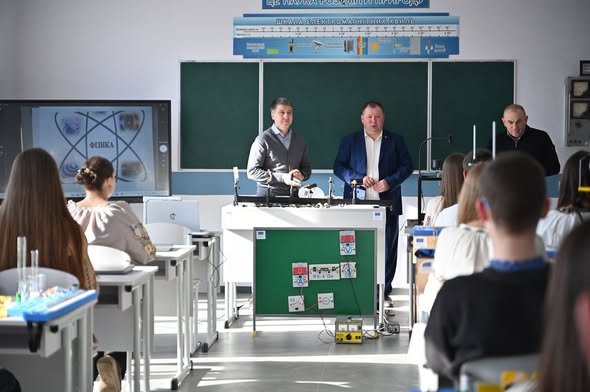 Школа майбутнього під Говерлою: як у Лазещині з’явився «мілітарі-хаб» із дронами та інтерактивним тиром