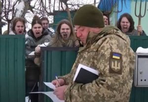 Мобілізація на Закарпатті: чи мають право працівники ТЦК заходити у двори та приватні будинки?