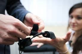 Поліграф у сімейних конфліктах: коли детектор брехні рятує відносини