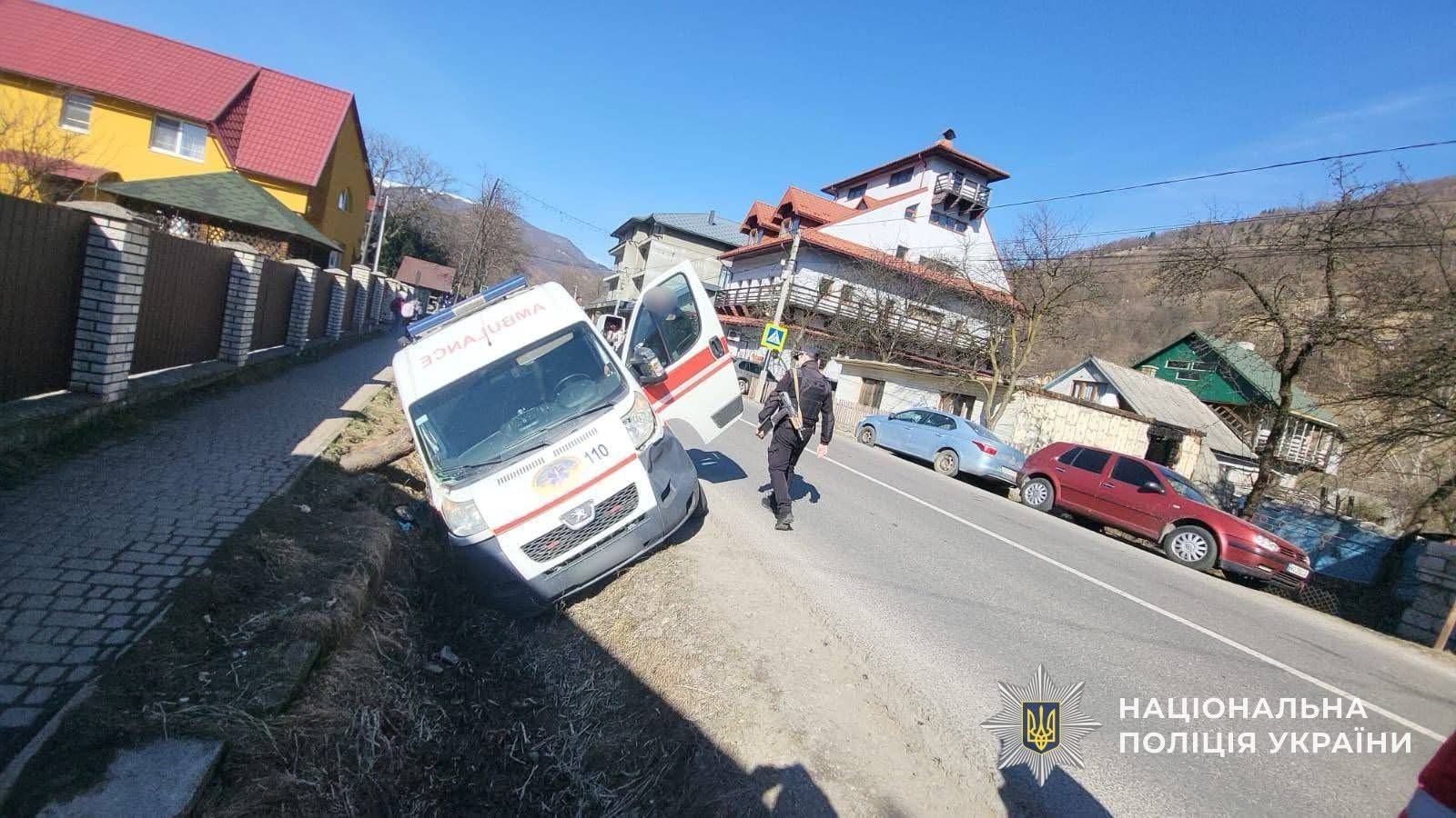 На Закарпатті «швидка», з породіллю в екіпажі збила 6-річного хлопчика: дитина у реанімації