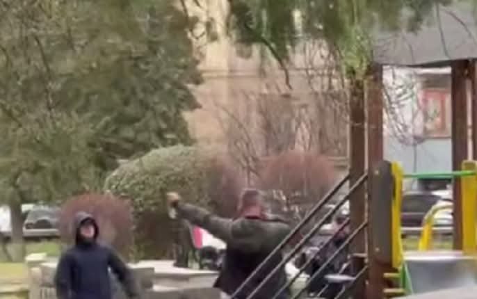 Спроба самогубства під стінами СБУ в Ужгороді: патрульні врятували чоловіка з ножем