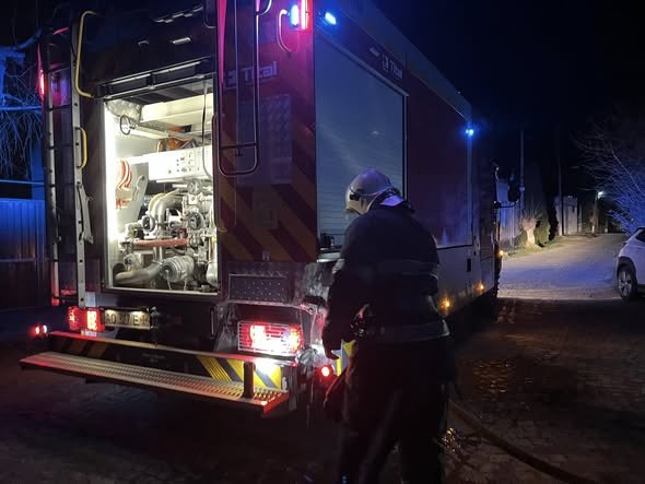 Секунди між життям і смертю: в Іршаві жінка винесла з вогню матір та маленького сина