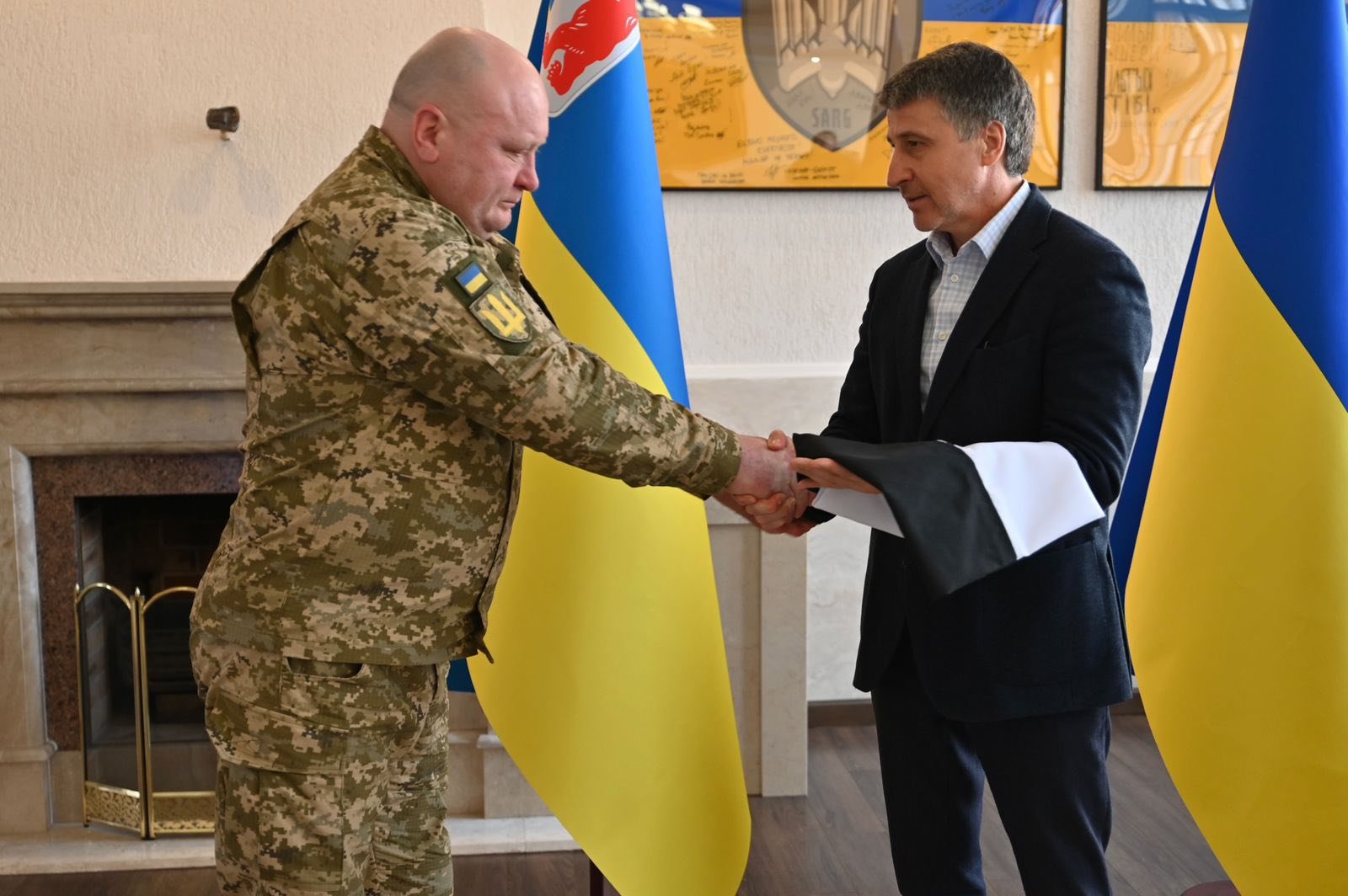 Герої Закарпаття: область профінансує книгу про захисників та підняла «Прапор Надії»