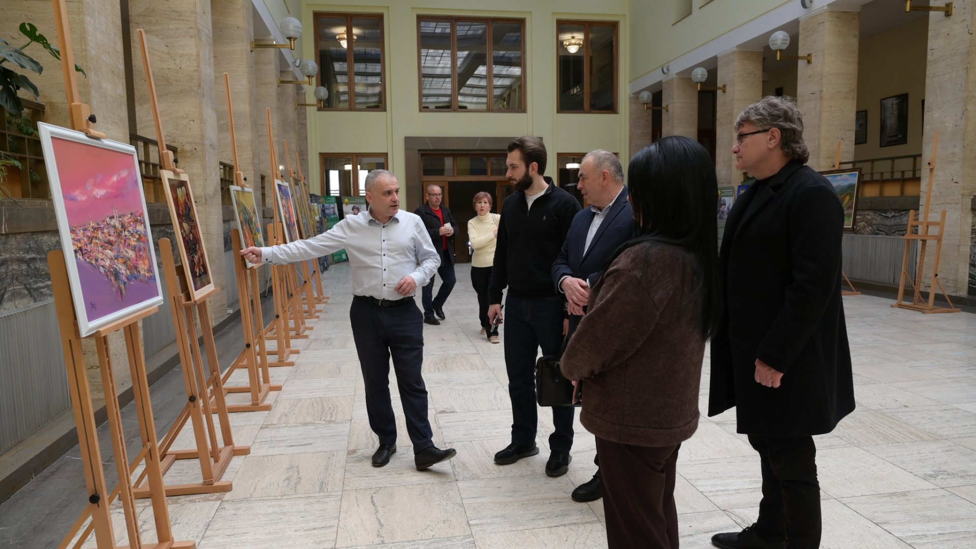 Благодійна виставка Ужгород: в атріумі облради митці збирають кошти для ЗСУ
