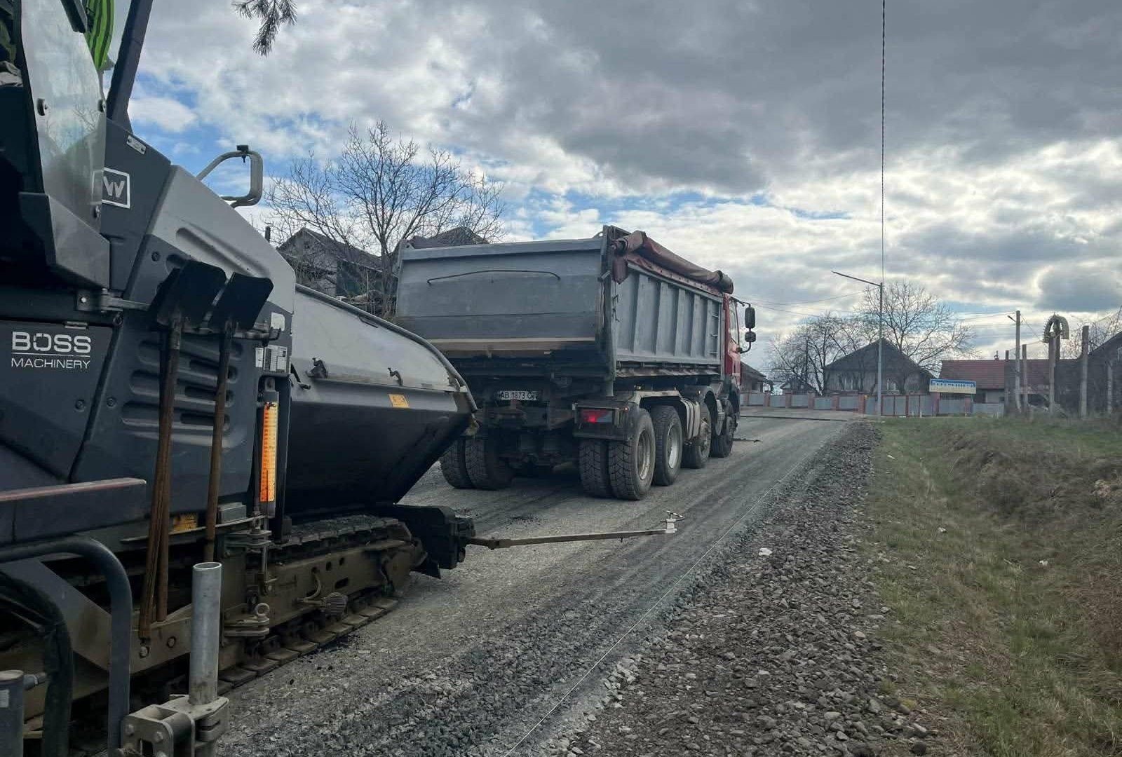 Новий асфальт та безпека: на Мукачівщині завершили ремонт дороги Доробратово – Негрово