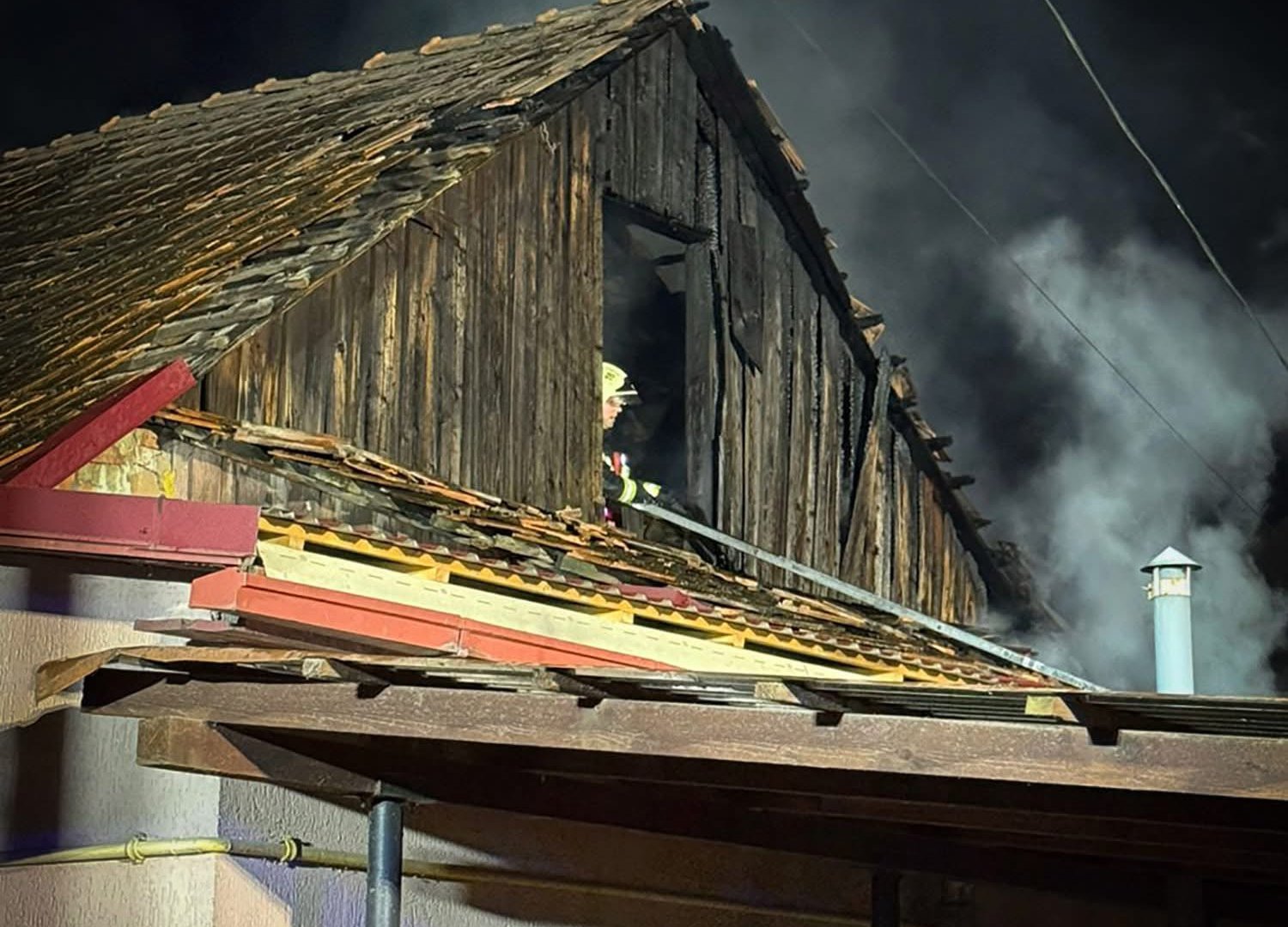 “Ще 10 хвилин — і нічого б не лишилось”: у Виноградові ледь не згорів будинок — деталі, які шокують