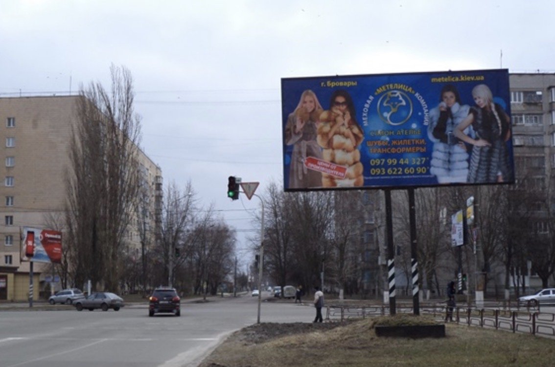 Ужгород очищають від хаотичної реклами: демонтують білборди та вивіски без дозволів (відео)