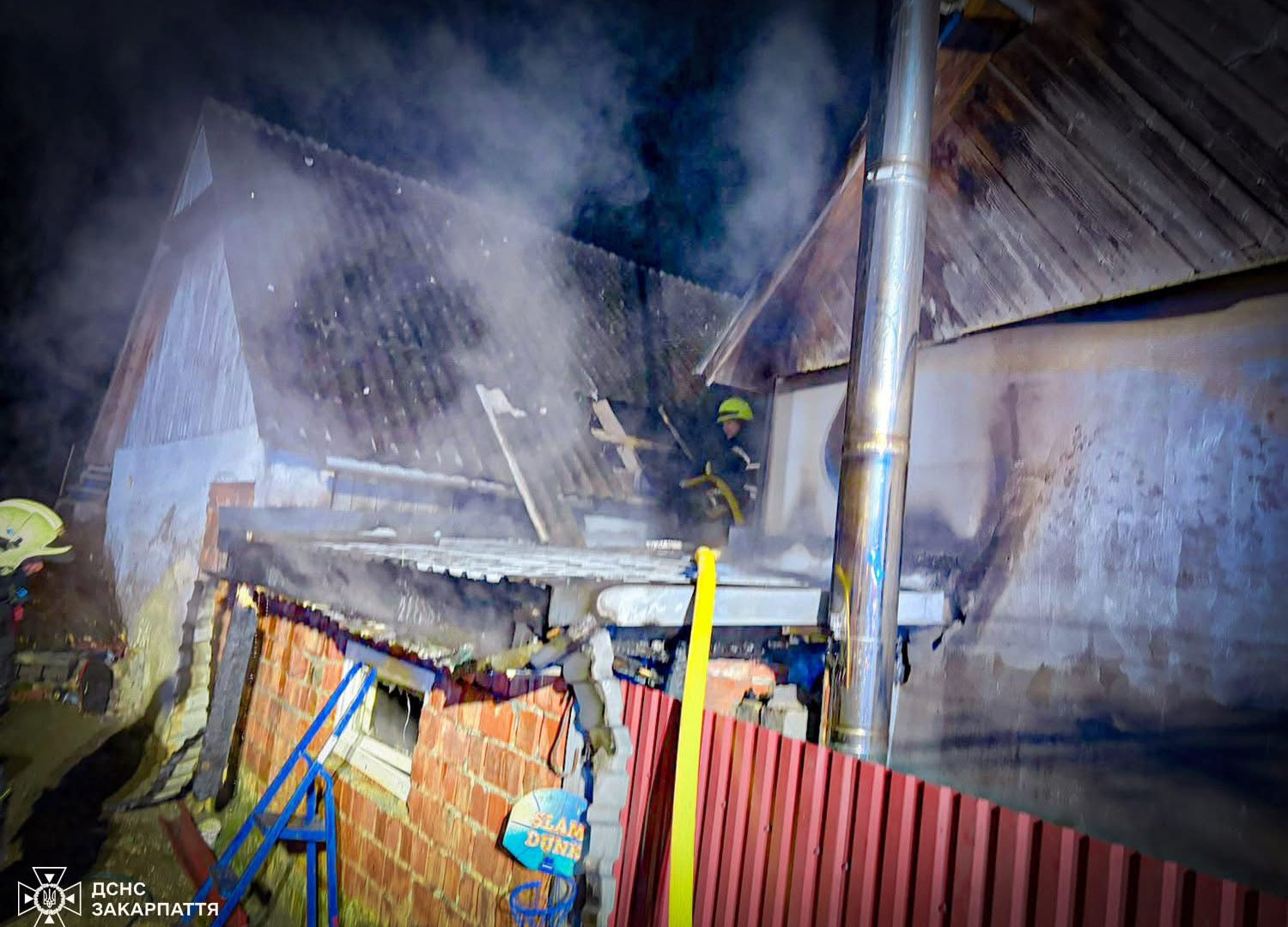 Подумали — туман, а це була пожежа: на Закарпатті сусіди врятували обійстя до приїзду рятувальників