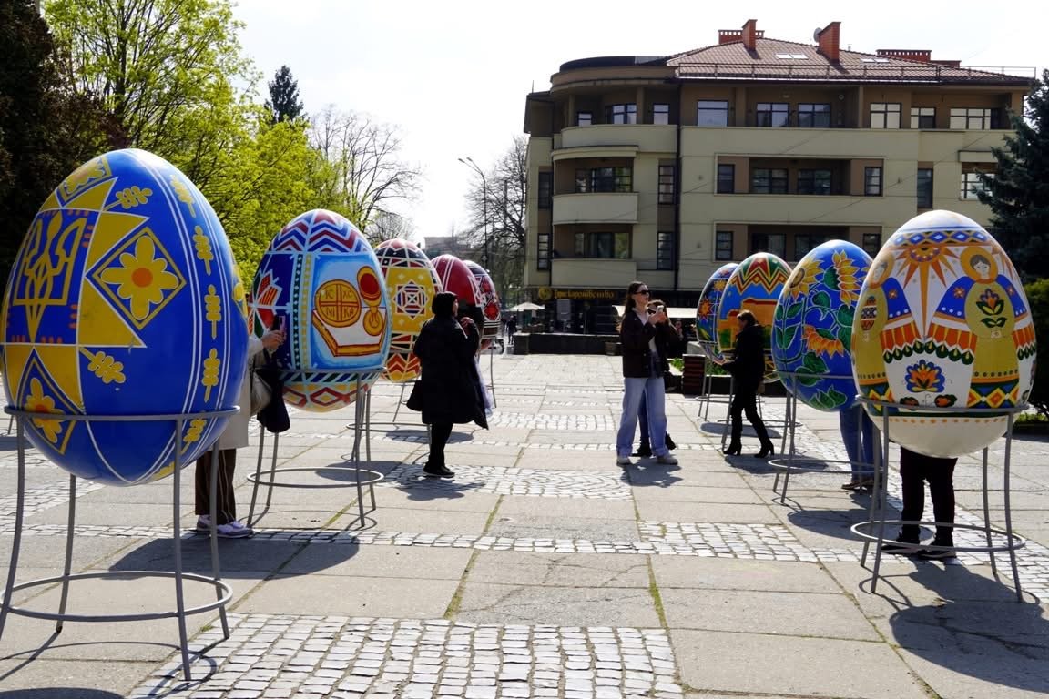Великодні шедеври на площі Поштовій: у серці Ужгорода відкрили виставку унікальних писанок