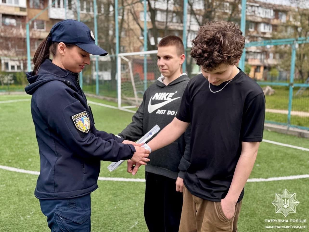 Світитися — означає жити: в Ужгороді дітям роздають флікери для безпеки на дорогах