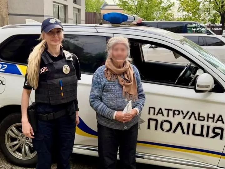 Вона стояла одна серед машин і не знала, хто вона: зворушлива історія з Ужгорода