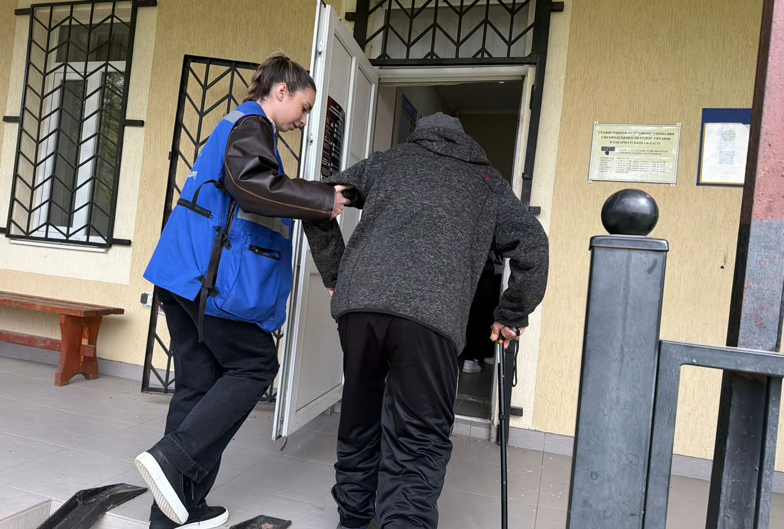 Вижив під завалами, але втратив усе: історія переселенця в Ужгороді, яка розчулила мережу