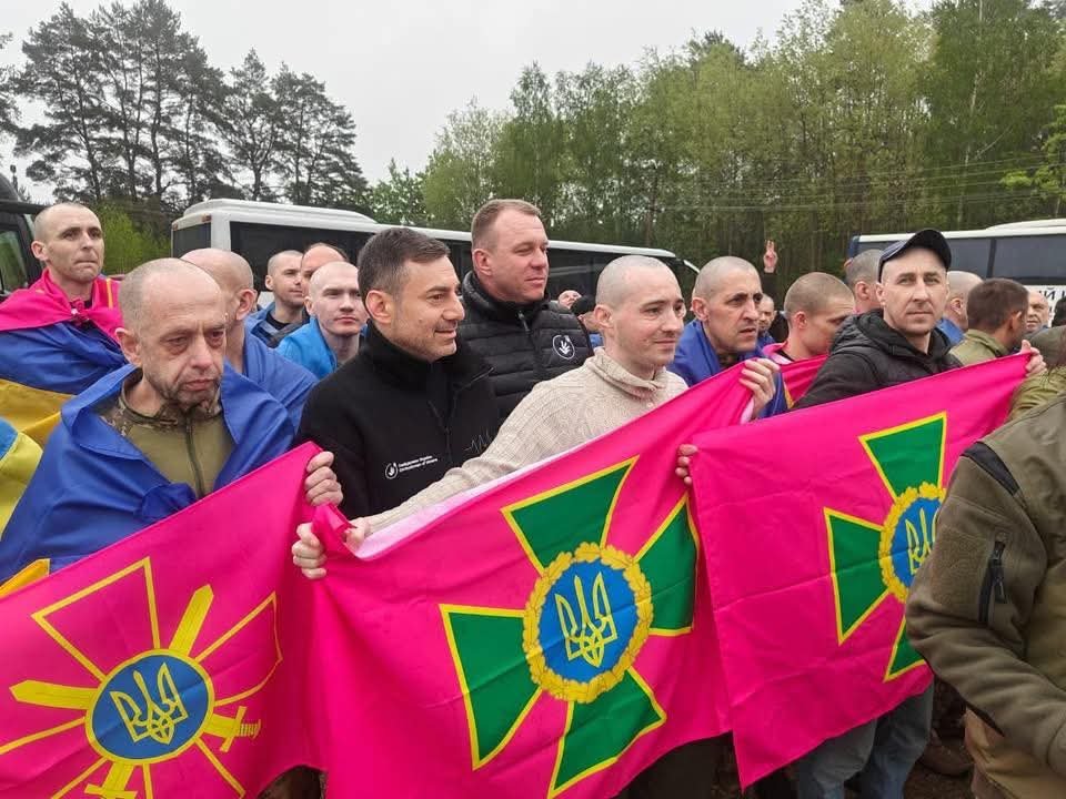 Повернення з пекла: на Закарпатті зустріли звільнених із російського полону захисників Маріуполя