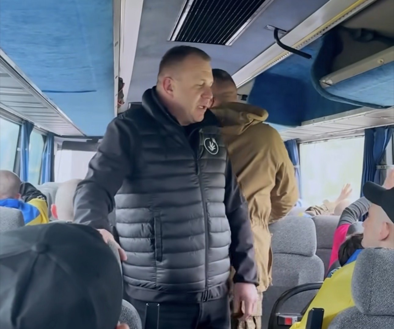 Після років неволі — вдома: Закарпаття зустріло звільнених із полону Захисників (відео)