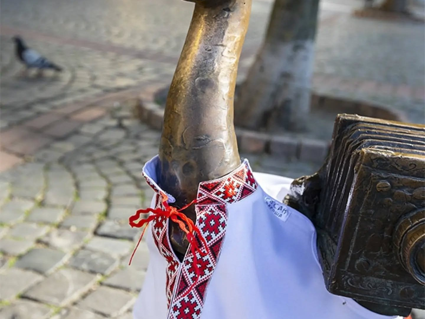 Мініскульптури Мукачево приміряли вишиванки: святковий сюрприз від Гусака Вароша (ФОТО)