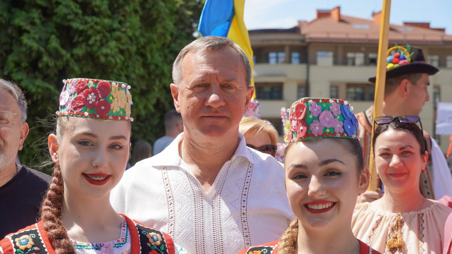 Співи, костюми та 800 артистів: центр Ужгорода перетворився на масштабну фольклорну сцену (Фото)