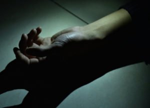 На заході України у туалеті ТЦК застрелився чоловік