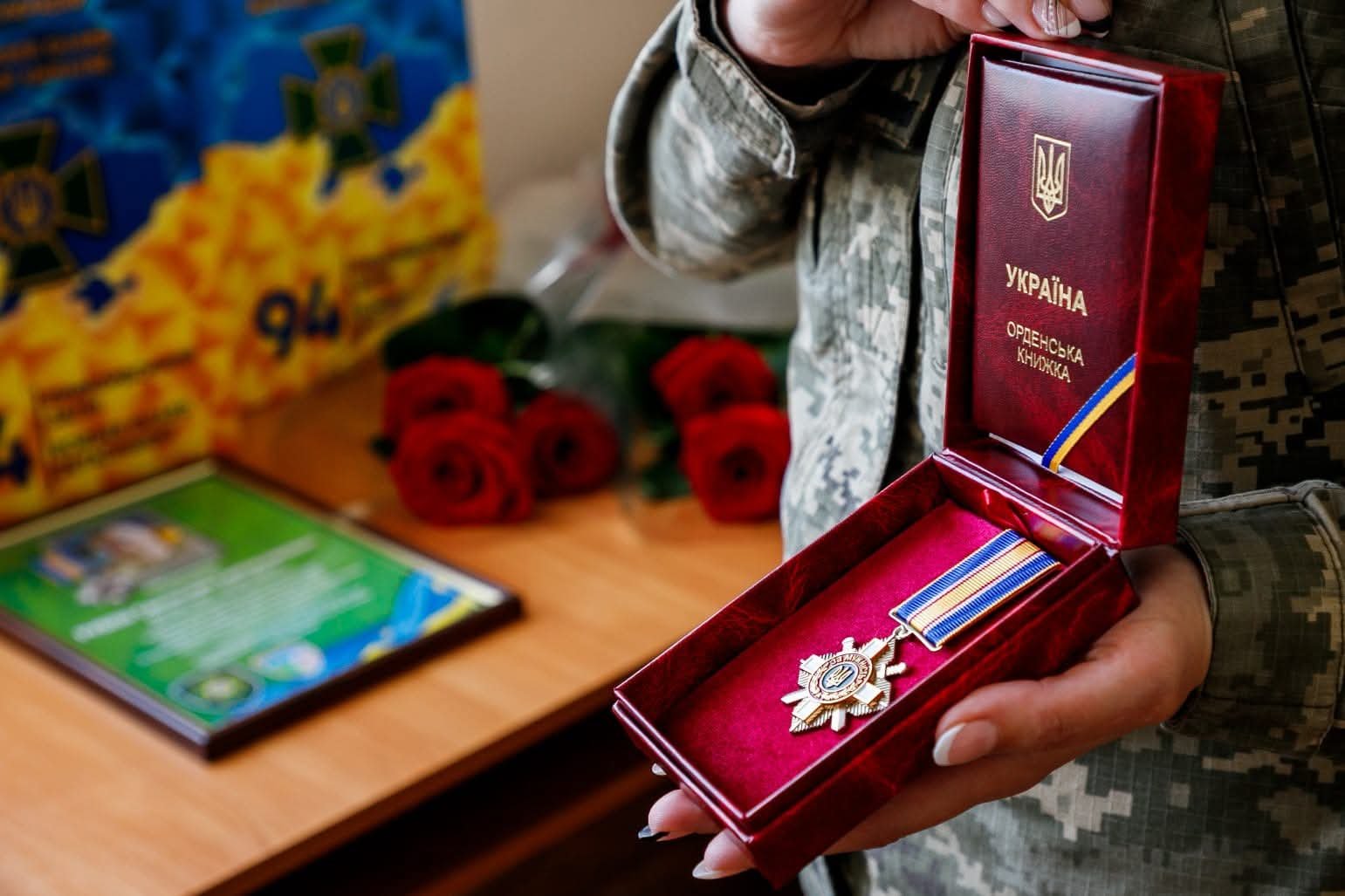 Два роки невідомості: родині загиблого прикордонника із Закарпаття вручили орден «За мужність» (Фото)