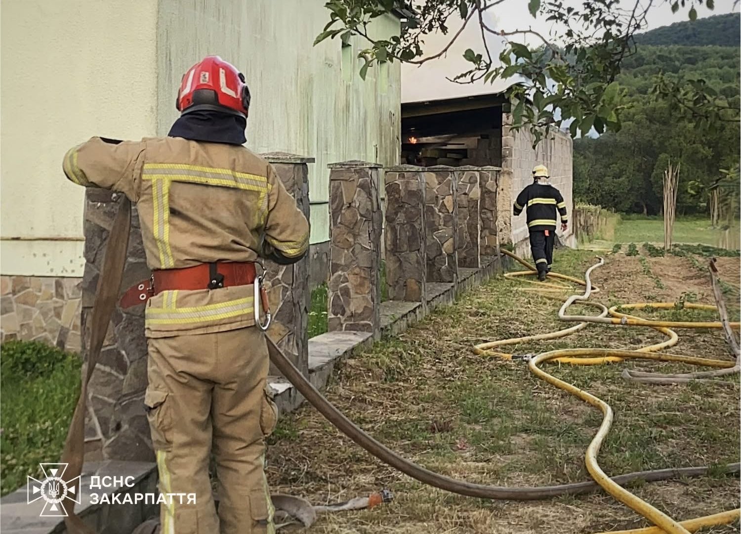 Прокинулися від диму і вогню: на Ужгородщині рятувальники не дали пожежі знищити житловий будинок