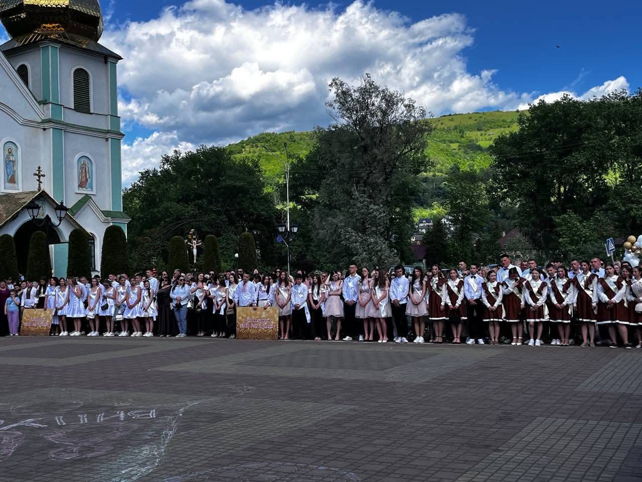 Сльози, золото та грошові конверти: як Рахів підкорив мережу найзворушливішим випускним 2026 року