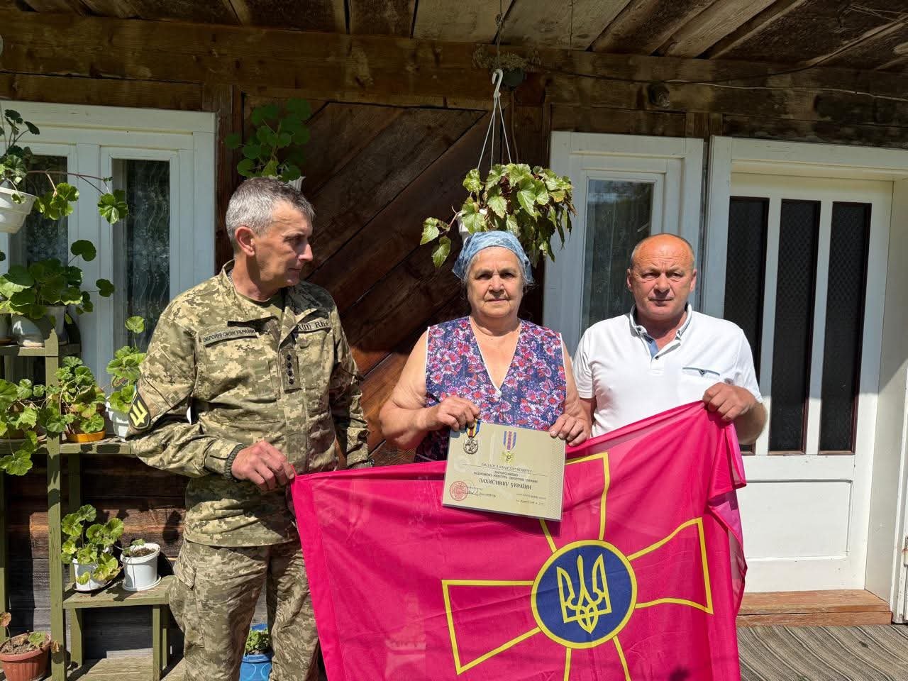 Ціна нашої свободи: на Тячівщині мамі важкопораненого захисника вручили його заслужену нагороду (ФОТО)