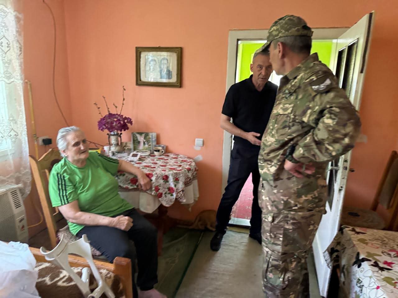 Біль, що не вщухає: на Тячівщині відвідали родини двох полеглих Героїв, де без батька залишився син (ФОТО)
