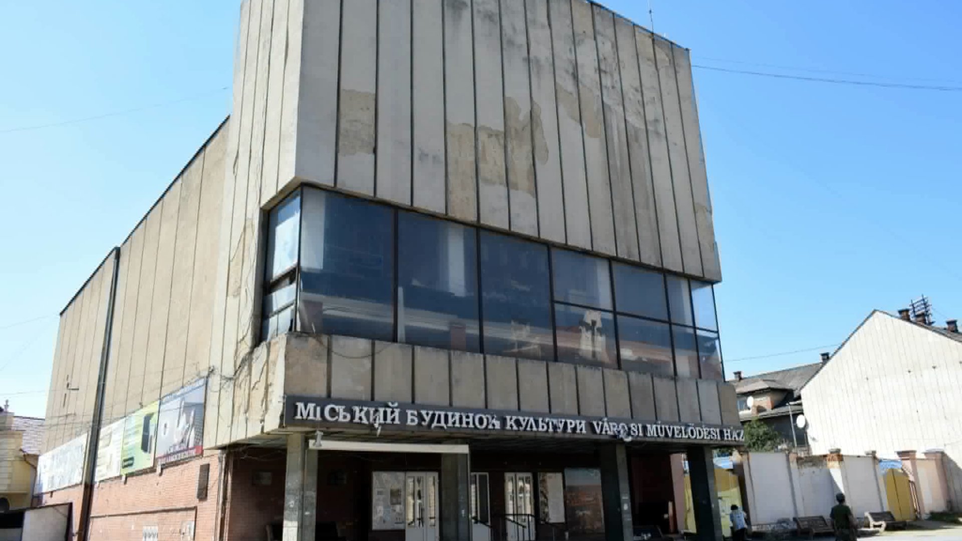 ​В історичному центрі Берегова демонтують аварійну штукатурку з фасаду Центру культури (ФОТО)