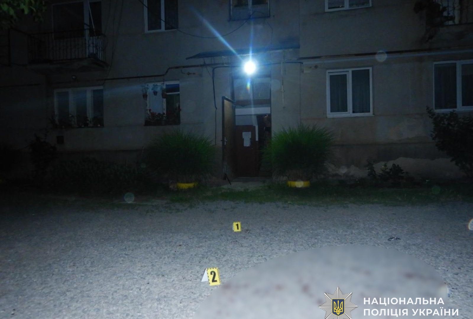 Нічна різанина в Мукачеві: чоловік чатував на сусіда в під’їзді та завдав йому два ножові удари