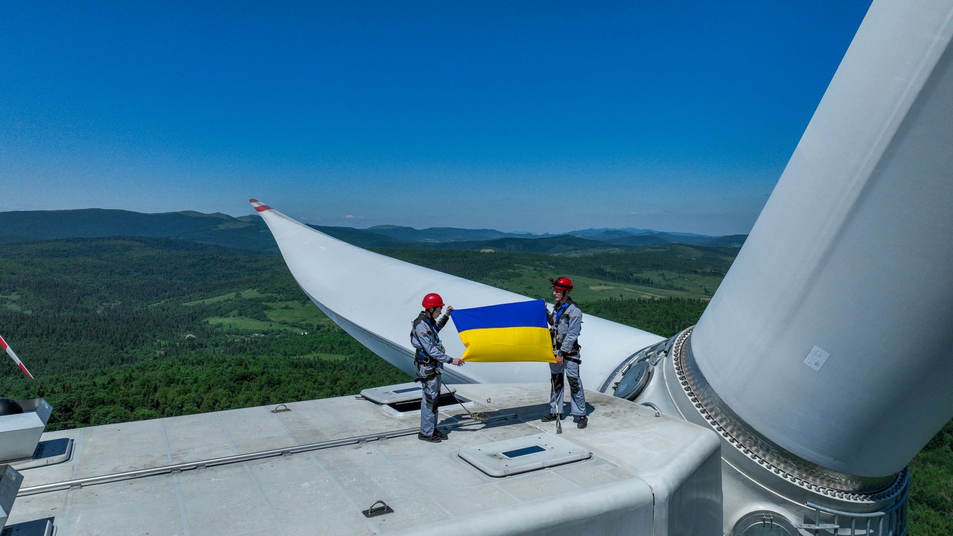 До Дня Конституції український прапор підняли на вершину вітротурбіни