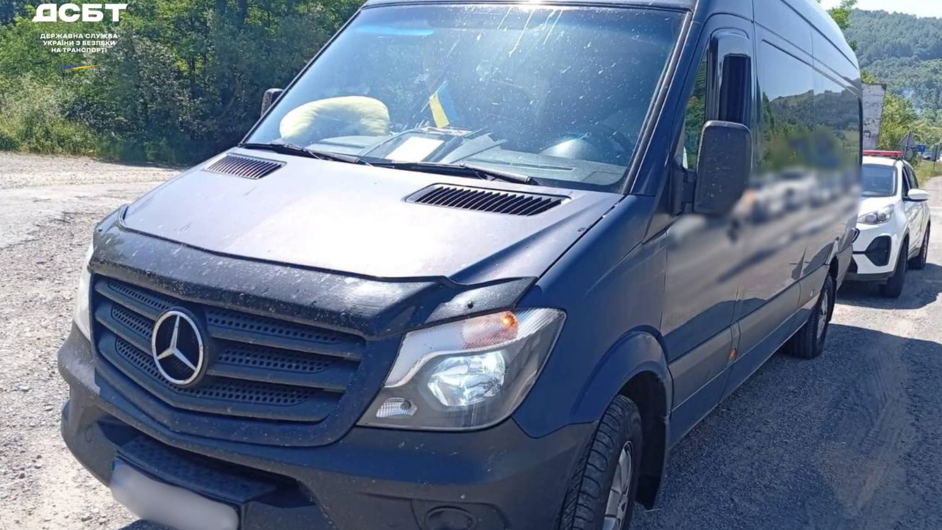 Полювання на нелегалів: на Закарпатті затримали «ліві» пасажирські Mercedes-Benz