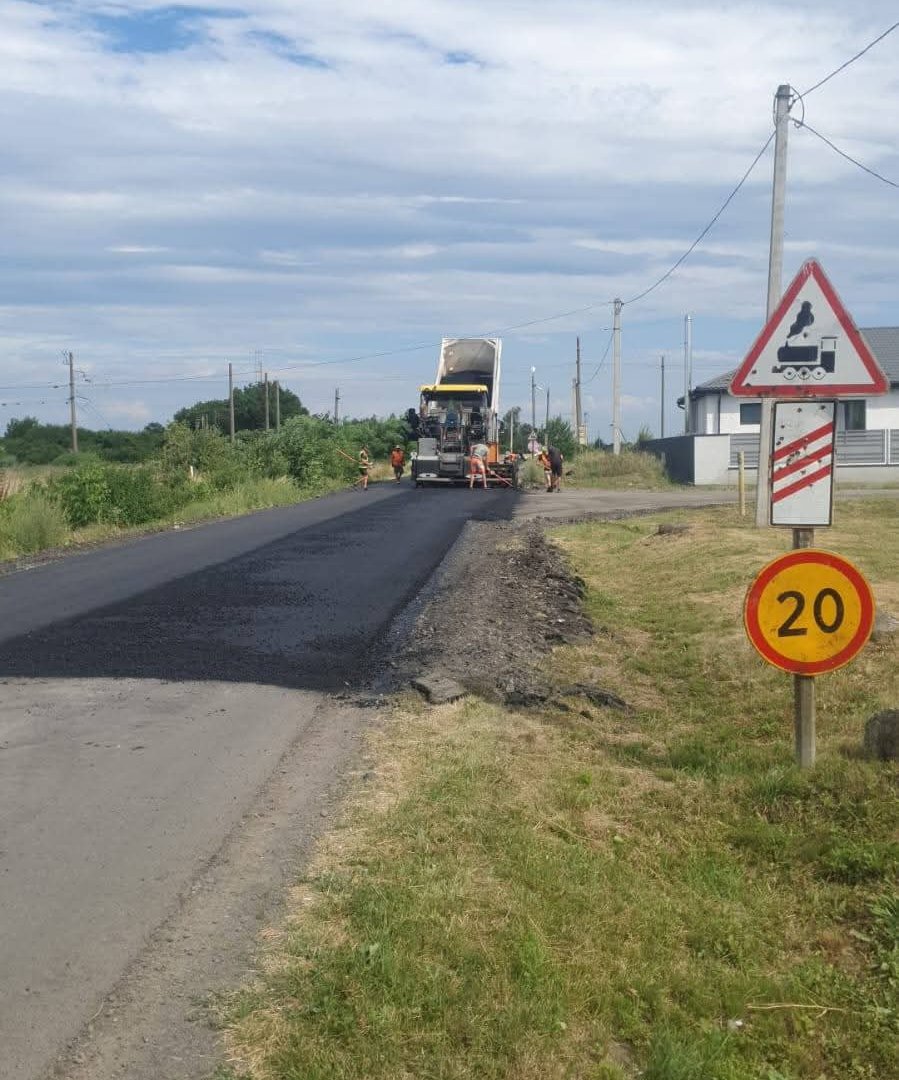 Велике відновлення доріг на Закарпатті: де саме зараз кипить робота та обмежено рух (СХЕМА МАРШРУТІВ)