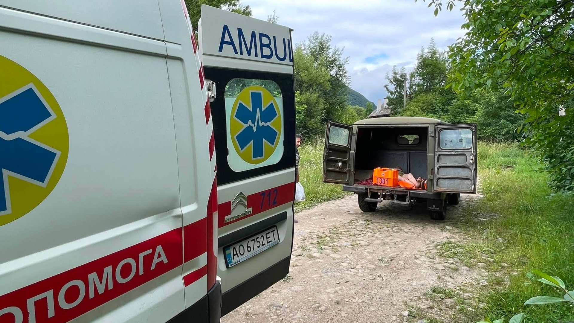 Порятунок у горах: на Закарпатті медики пішки та на позашляховиках діставалися до непритомного пацієнта