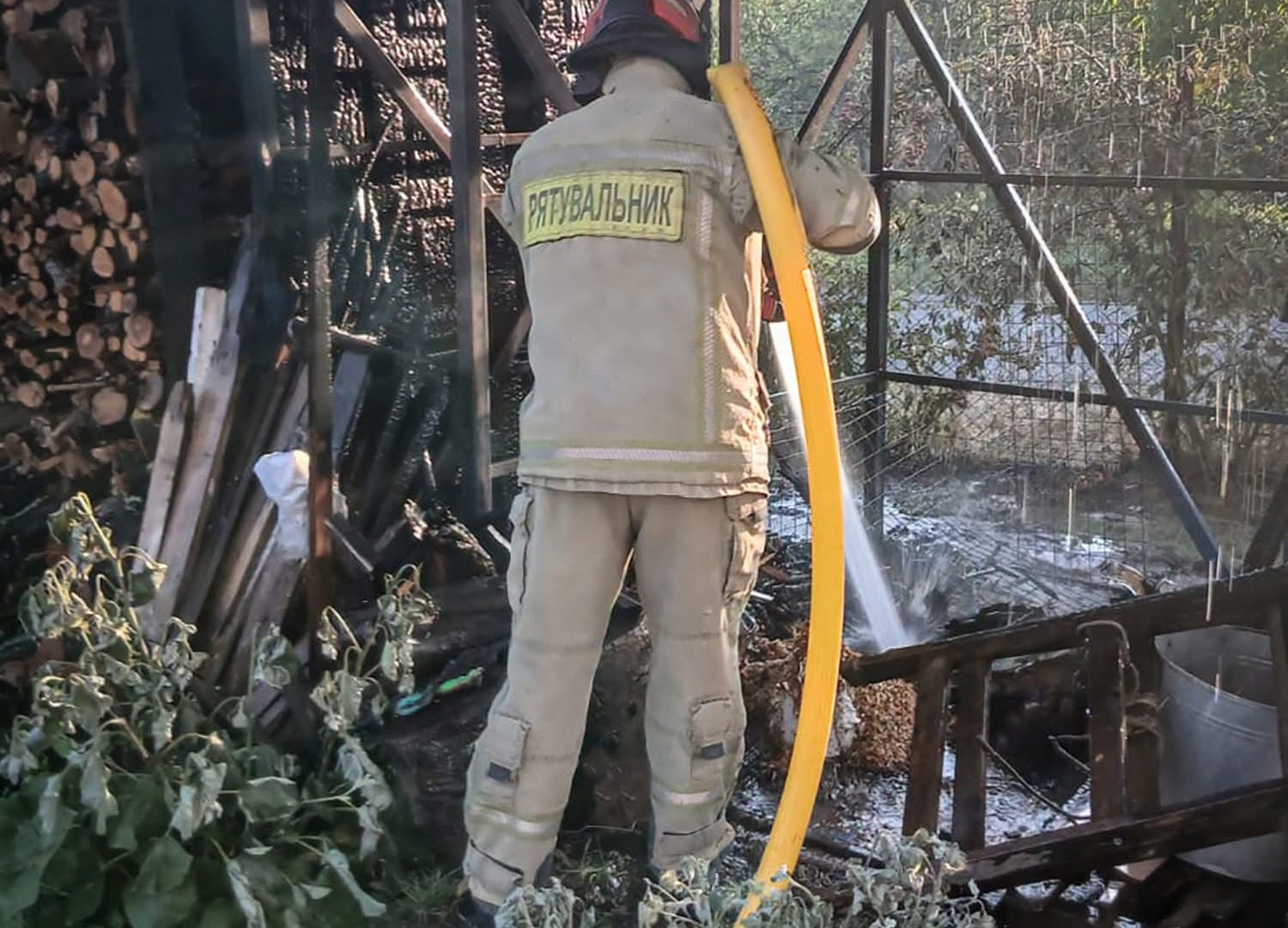 На Закарпатті рятувальники за 12 хвилин ліквідували пожежу в дровітні