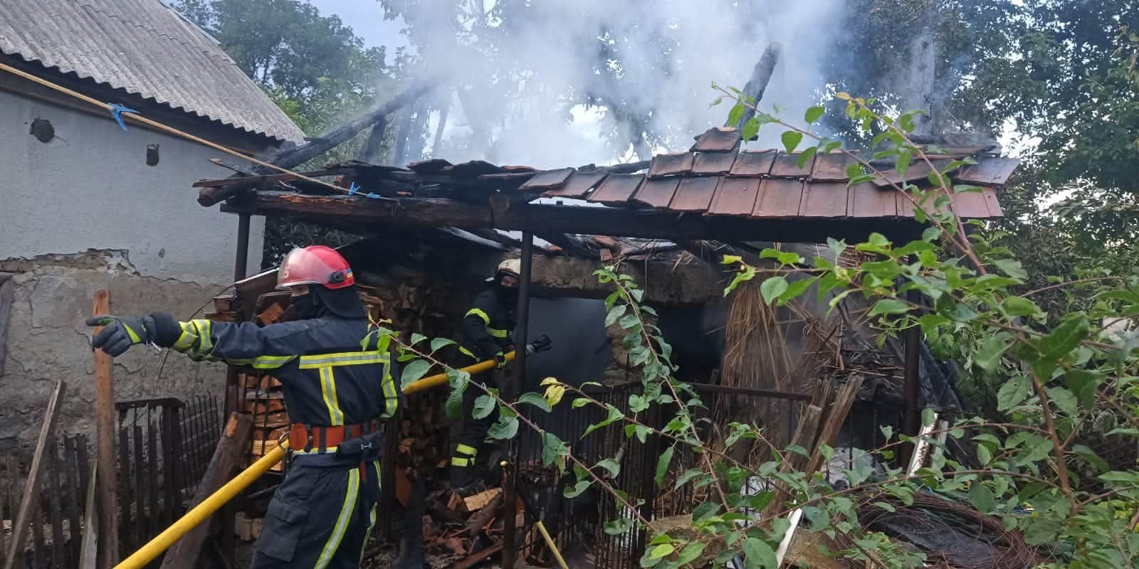 Нічна пожежа у Великій Розтоці: закарпатка вийшла винести сміття і побачила стіну вогню