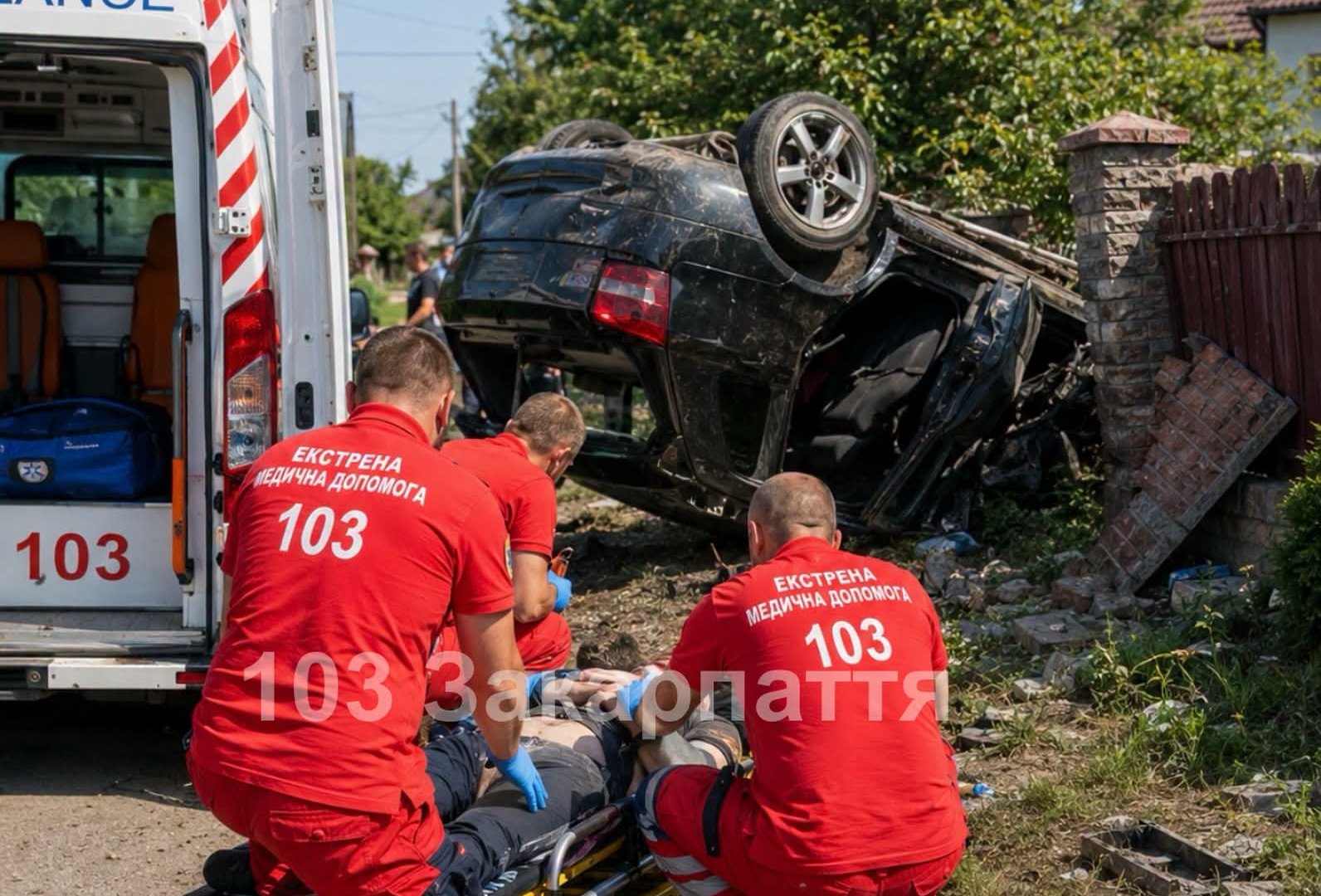 Жах та шок на Мукачівщині: легковик на швидкості врізався в паркан і перекинувся — 19-річний юнак помер на руках у медиків