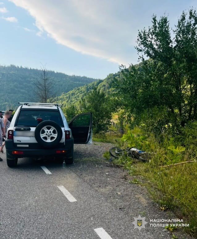 Небезпечна поїздка на Хустщині: 15-річний мотоцикліст врізався в Land Rover і опинився в лікарні