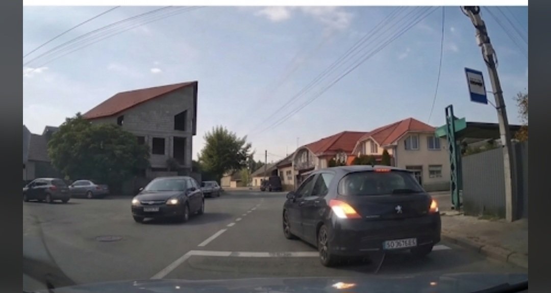 У центрі Ужгорода помітили авто, яке провокує аварії: водіїв закликають бути уважними