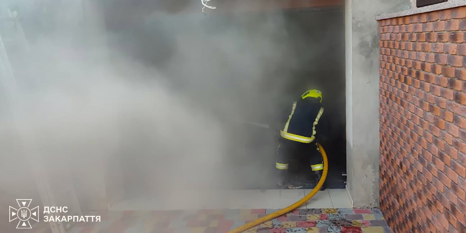 Пастка у власному дворі: В Ужгороді звичайне повернення додому перетворилося на боротьбу з вогнем за зачиненими воротами
