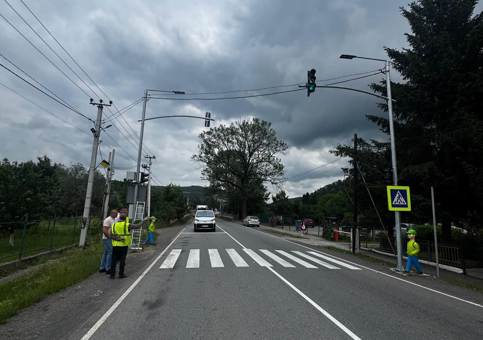 Увага, водії! На жвавій трасі під Ужгородом запрацювали нові світлофорні об'єкти