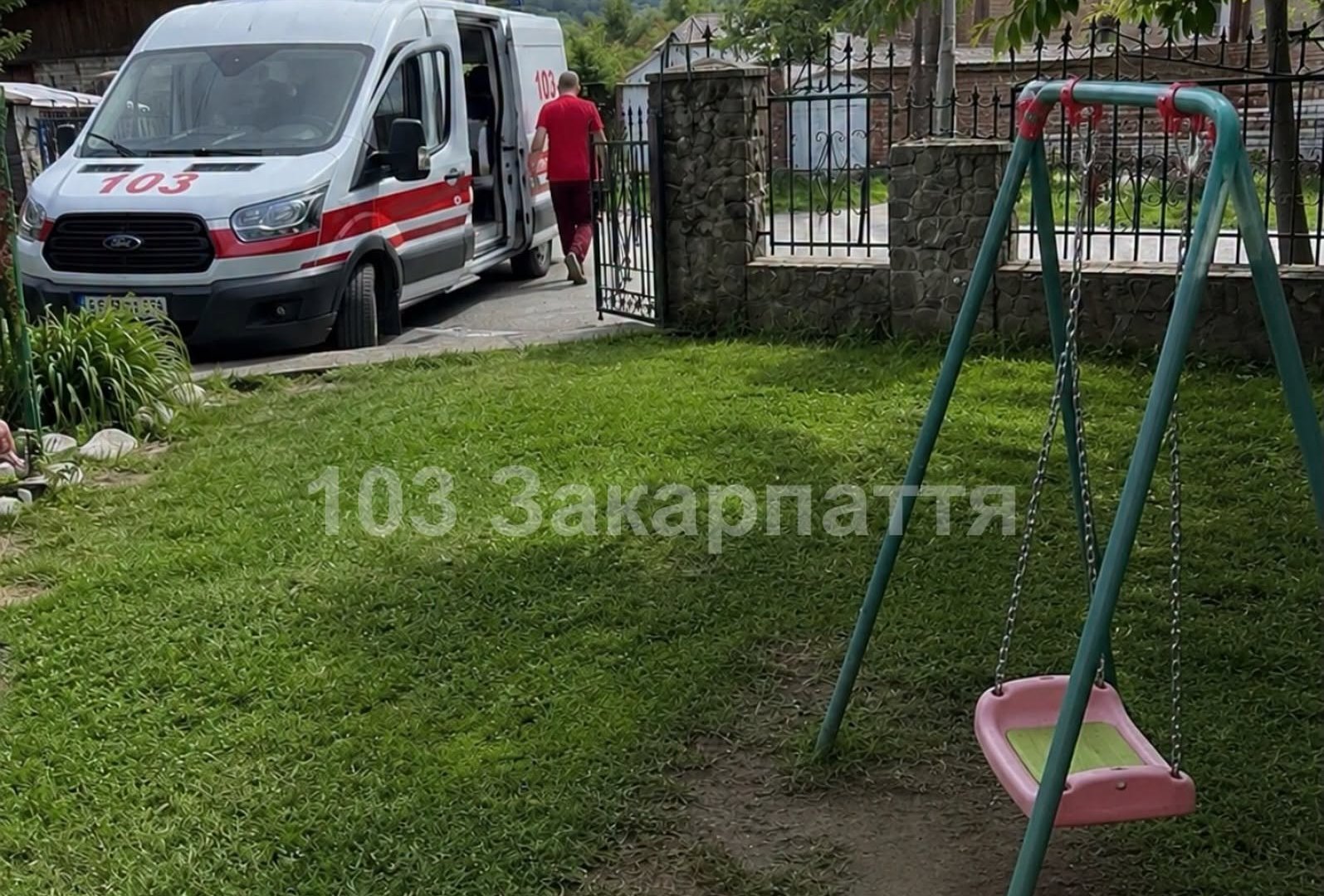 Дитина у важкому стані: на Іршавщині 7-річна дівчинка зазнала моторошної травми під час розваг удома (ФОТО)