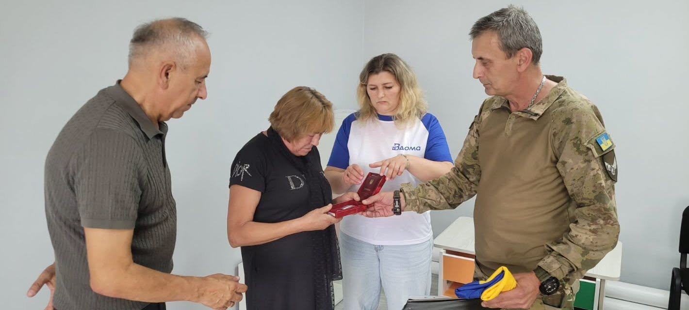 Біль, який не стихне ніколи: у Солотвинській громаді мати загиблого Героя Роберта Зубана отримала його орден «За мужність» (ФОТО)