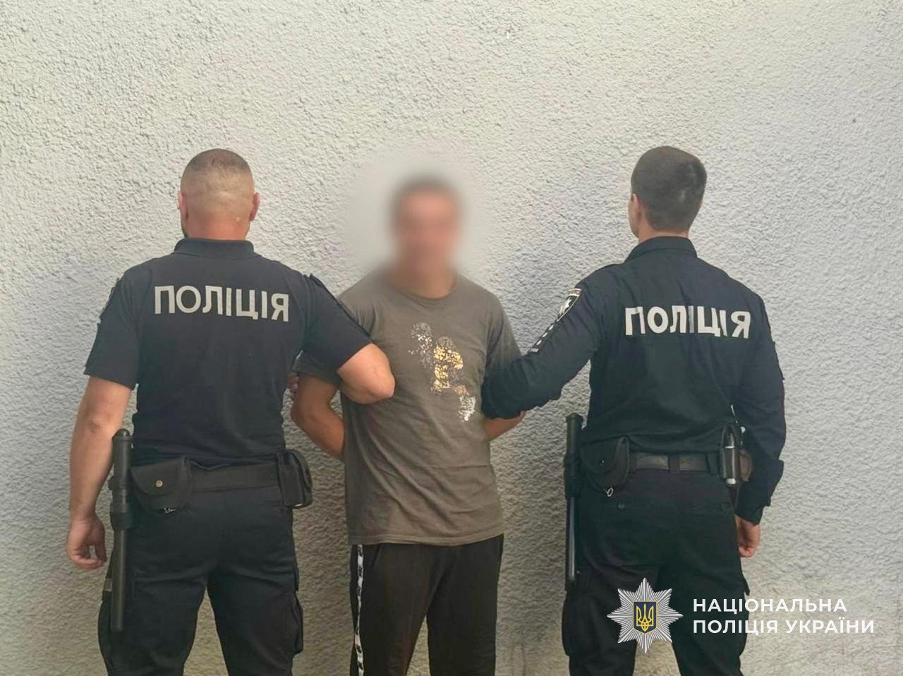 Вдерся до будинку 83-річної жінки та вимагав гроші: на Рахівщині затримали нападника