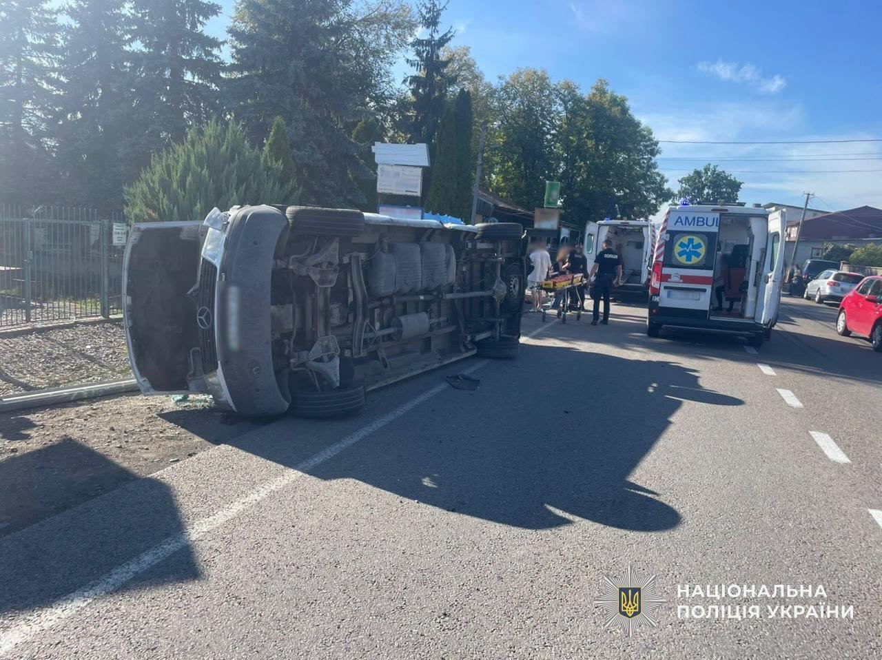Офіційні деталі жахливої трощі на Хустщині: Поліція розкрила смертельну ланцюгову ДТП, у якій перекинувся автобус з пасажирами