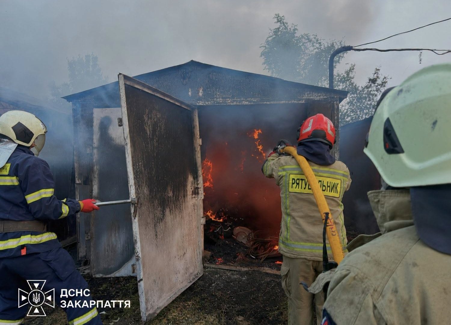 В Ужгороді рятувальники ліквідували пожежу в двох гаражах та врятували сусідні будівлі
