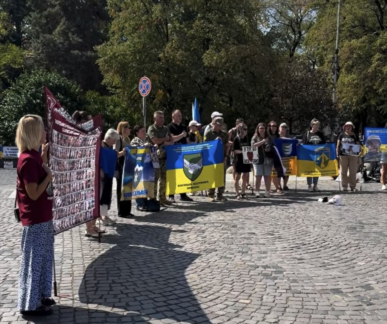 «Пам’ятаємо. Чекаємо. Повертаємо»: в Ужгороді нагадали про полонених та зниклих безвісти Захисників