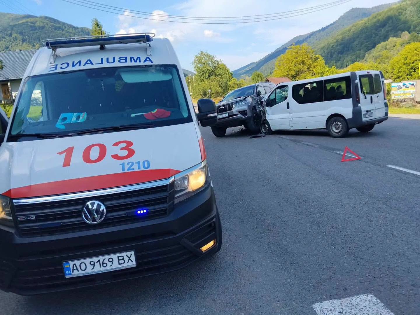 Потрощені авто та трое травмованих: на Рахівщині сталася троща за участю двох легковиків
